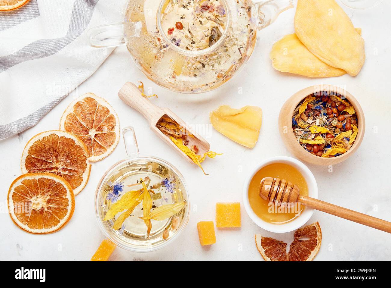 Brunch estetico con tè alle erbe. Tè naturale alle erbe - stile di vita naturale sostenibile e rispettoso dell'ambiente. Foto Stock