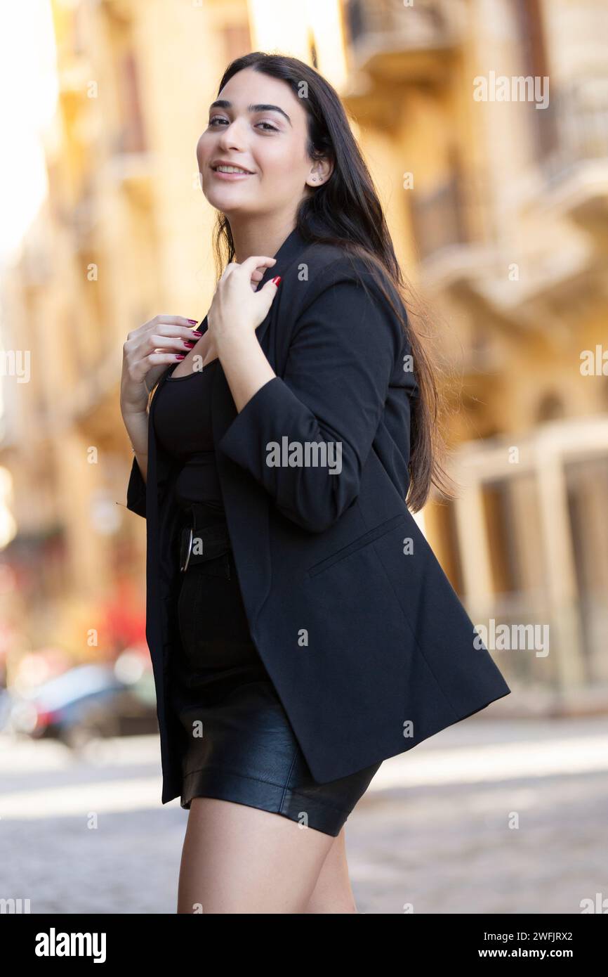 Bella giovane donna all'aperto Foto Stock