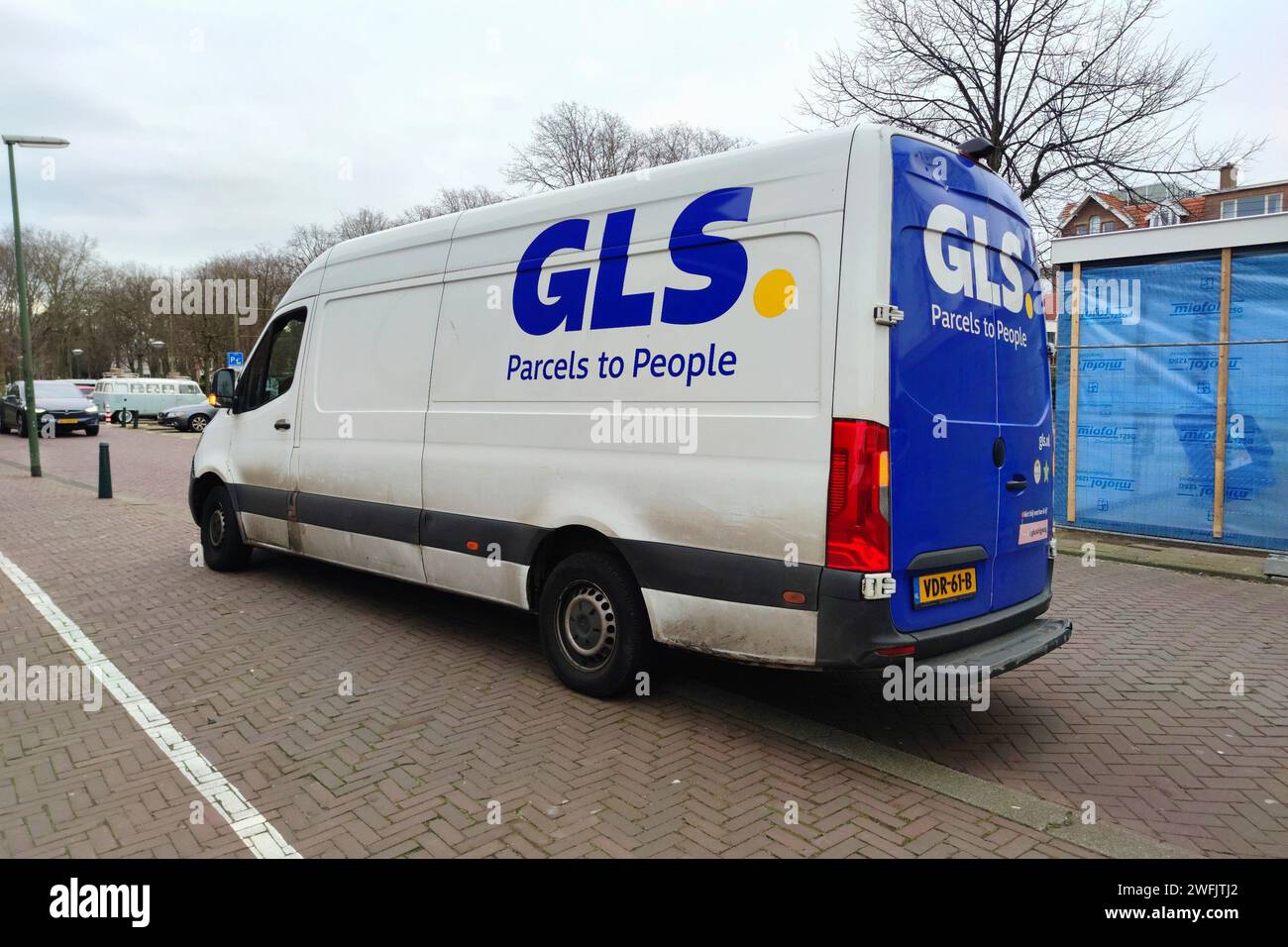 Il veicolo di trasporto dell'azienda GLS (General Logistics Systems) è parcheggiato in una strada. Foto Stock
