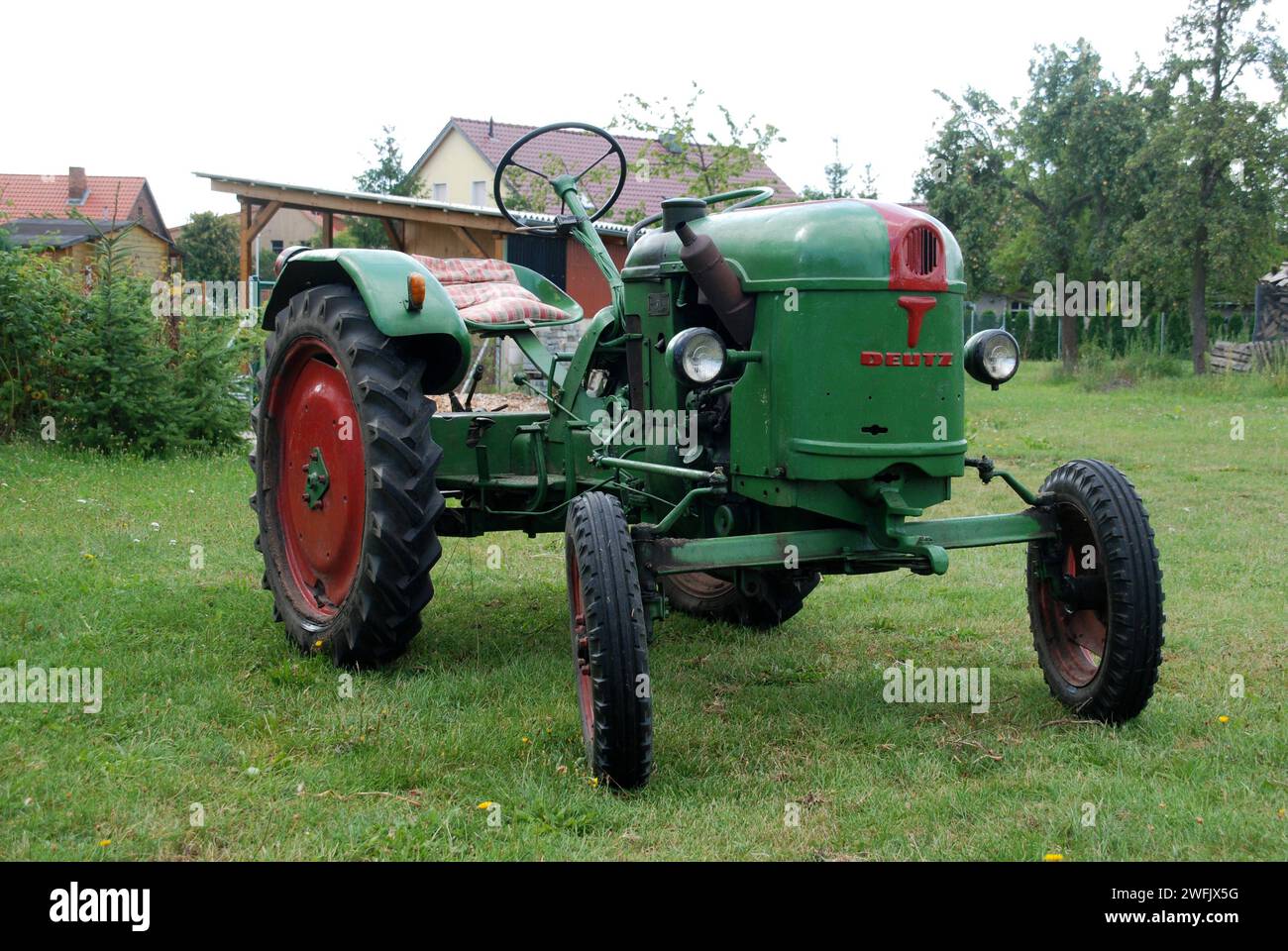 13.08.2009 Deutz F1L612/53 Deutschland/ Sachsen Anhalt/ Altmark/ Altmarkkreis Salzwedel/ Stadt Klötze/ Ortsteil Jahrstedt/ Deutz F 1 L 612/53 / Baujahr 1955/ 11 PS/ Hersteller Klöckner-Humboldt-Deutz AG Köln *** 13 08 2009 Deutz F1L612 53 Germania Sassonia Anhalt Altmark Altmarkkreis Salzwedel Stadt Klötze Ortsteil Jahrstedt Deutz F 1 L 612 53 anno di costruzione 1955 11 hp produttore Klöckner Humboldt Deutz AG Cologne Foto Stock