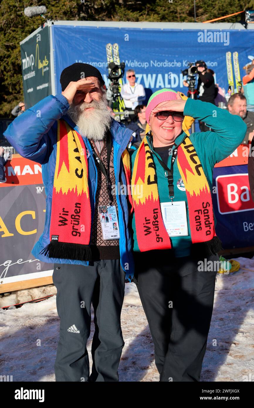 Schonach, Deutschland. 28 gennaio 2024. Die Eltern von Fabian Rießle (SZ Breitnau / Deutschland), Barbara und Alfred Rießle verfolgen die Verabschiedung ihres Sohnes nach dem FIS Weltcup Nordische Kombination Schonach 2024 Credit: dpa/Alamy Live News Foto Stock