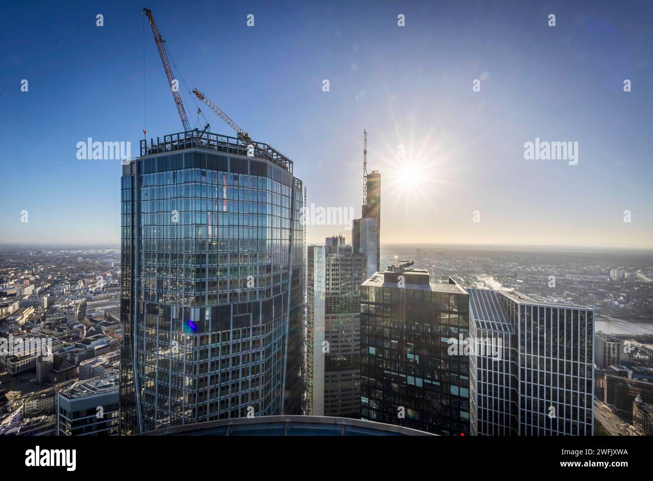 Ausblick vom Main Tower auf Die Stadt Frankfurt. Die 200 metri hoch gelegene Aussichtsplattform ist die höchste a Francoforte. Baustelle FOUR, Frankfurt 4 Tower. // 27.01.2024: Francoforte sul meno, Assia, Deutschland, Europa *** Vista della città di Francoforte dalla Torre principale la piattaforma panoramica alta 200 metri è la più alta di Francoforte cantiere QUATTRO, Francoforte 4 Torre 27 01 2024 Francoforte sul meno, Assia, Germania, Europa Foto Stock