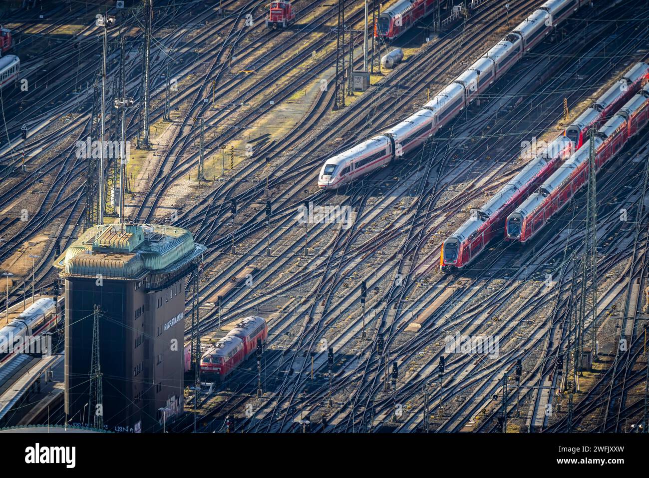 Hauptbahnhof Frankfurt, Gleisvorfeld mit ICE und Regionalzügen. // 27.01.2024: Francoforte sul meno, Assia, Deutschland, Europa *** stazione principale di Francoforte, piazzale ferroviario con treni ICE e regionali 27 01 2024 Francoforte sul meno, Assia, Germania, Europa Foto Stock