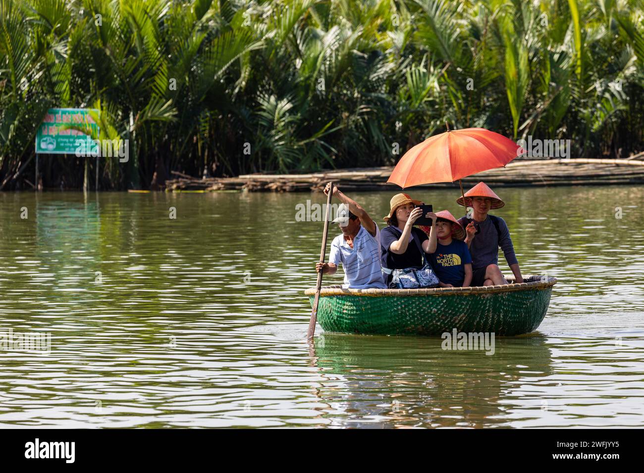 Turisti cinesi in Baskets Boats a Hoi An in Vietnam Foto Stock