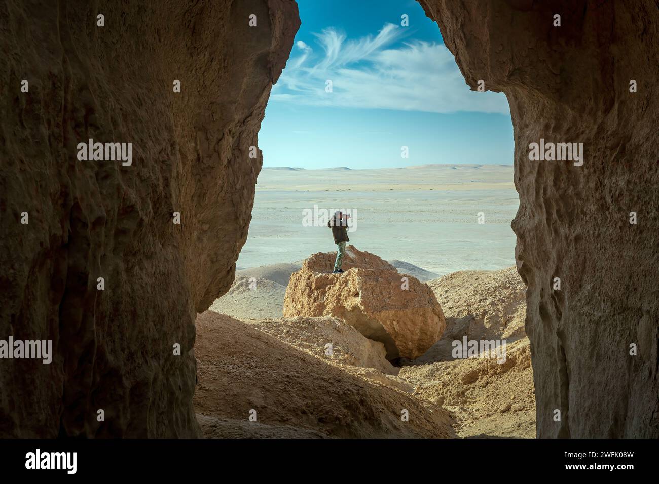 Viaggio nel cuore del deserto: Alla scoperta delle affascinanti grotte vicino a Riyadh (Arabia Saudita). Foto Stock