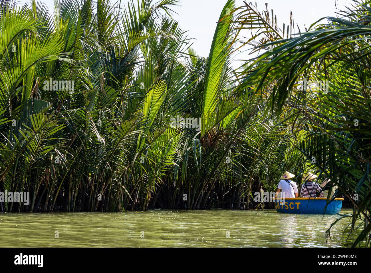 Turisti cinesi in Baskets Boats a Hoi An in Vietnam Foto Stock