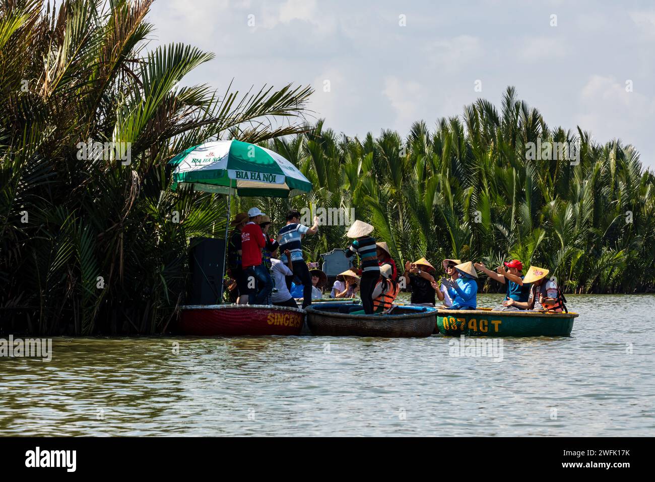 Turisti cinesi in Baskets Boats a Hoi An in Vietnam Foto Stock