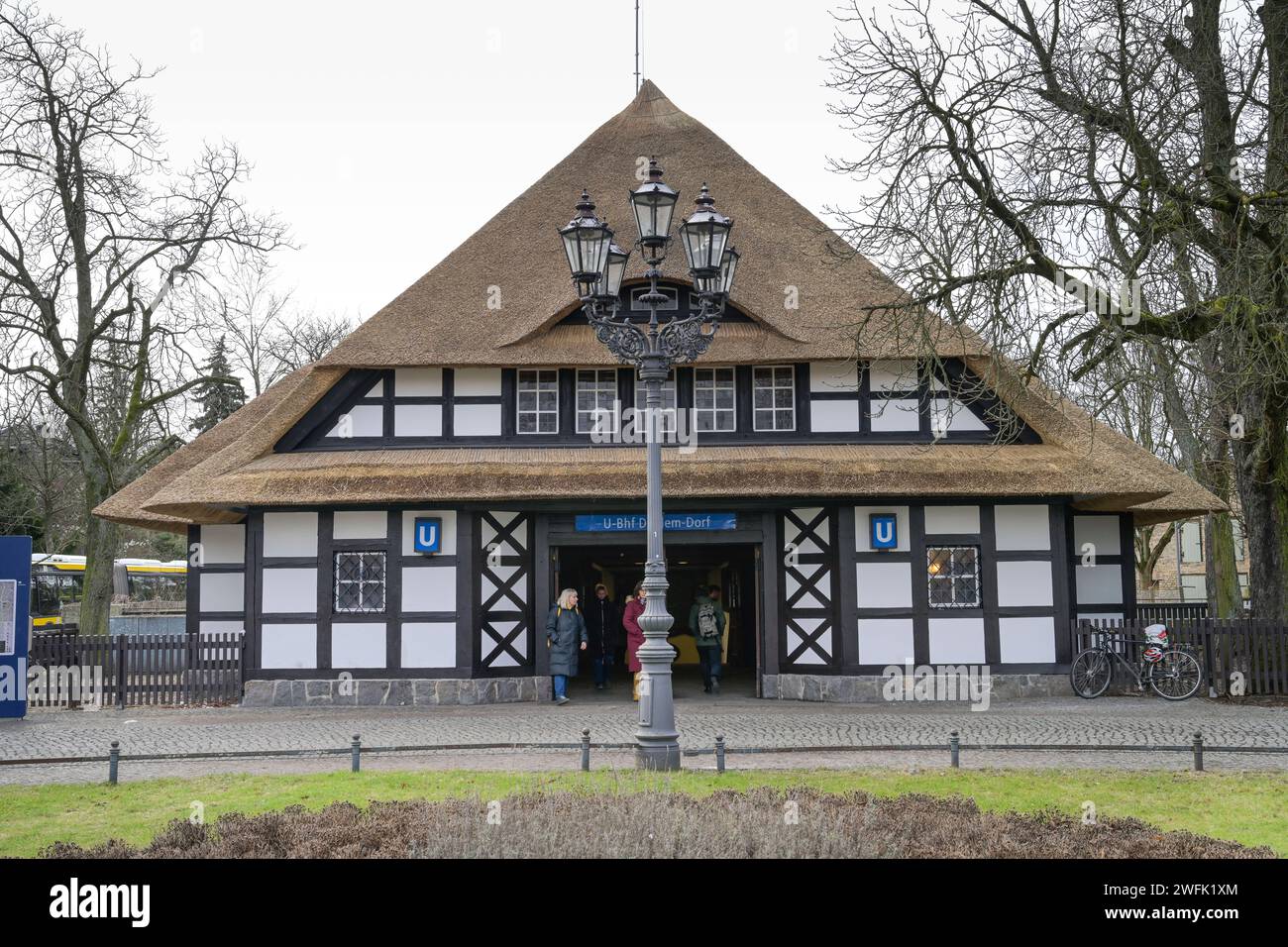 U-Bahnhof Dahlem Dorf, Königin-Luise-Straße, Dahlem, Steglitz-Zehlendorf, Berlino, Deutschland U-Bahnhof Dahlem Dorf, Königin-Luise-Straße, Dahlem, Steglitz-Zehlendorf, Berlino, Deutschland *** U Bahnhof Dahlem Dorf, Königin Luise Straße, Dahlem, Steglitz Zehlendorf, Berlino, Germania U Bahnhof Dahlem Dorf, Königin Luise Straße, Dahlem, Steglitz Zehlendorf, Berlino, Germania Foto Stock