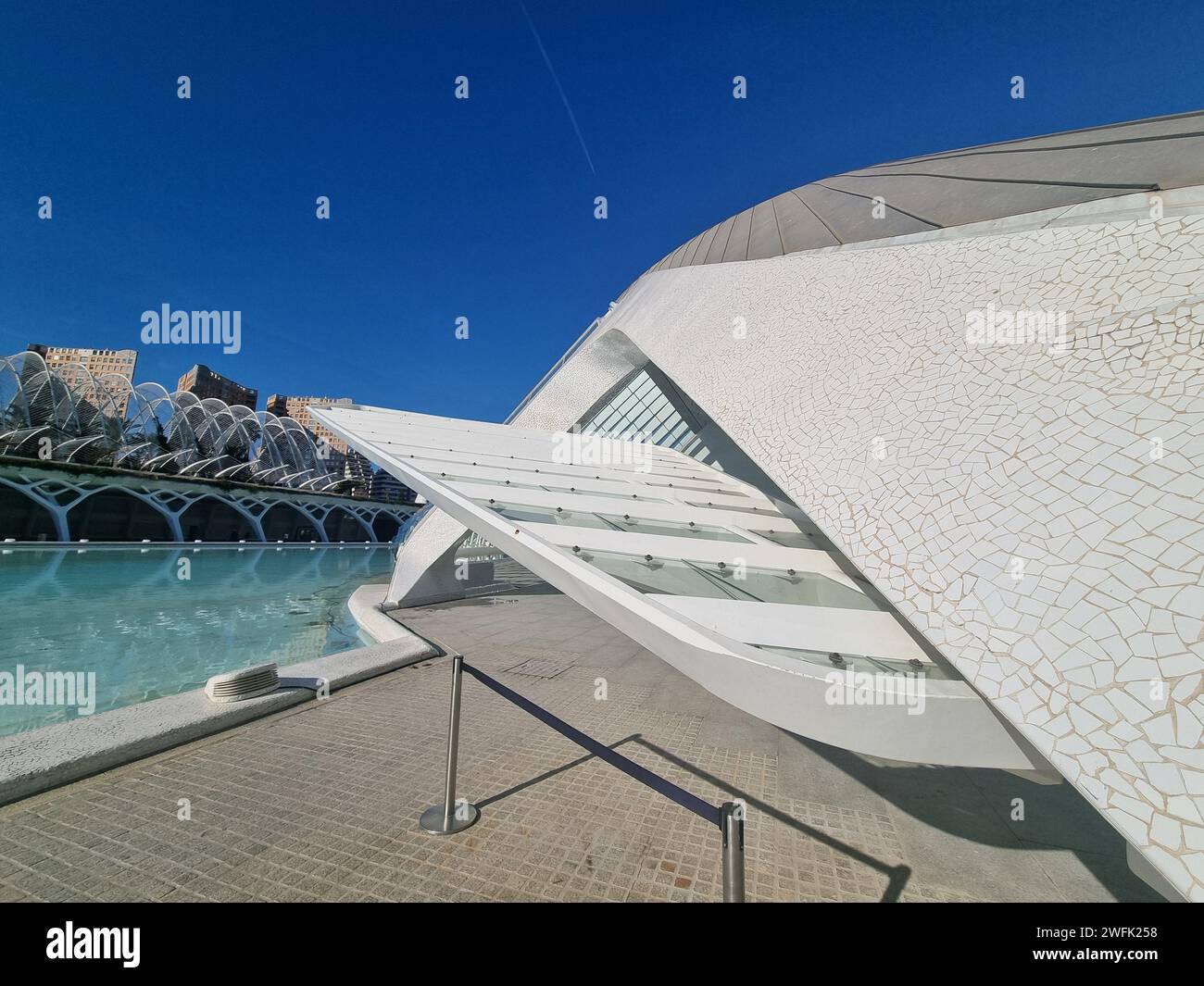 Valencia, Spagna - gennaio 2024: Edificio emisferico nella città delle scienze e delle arti di Valencia in Spagna. Architettura moderna e futuristica. Foto Stock