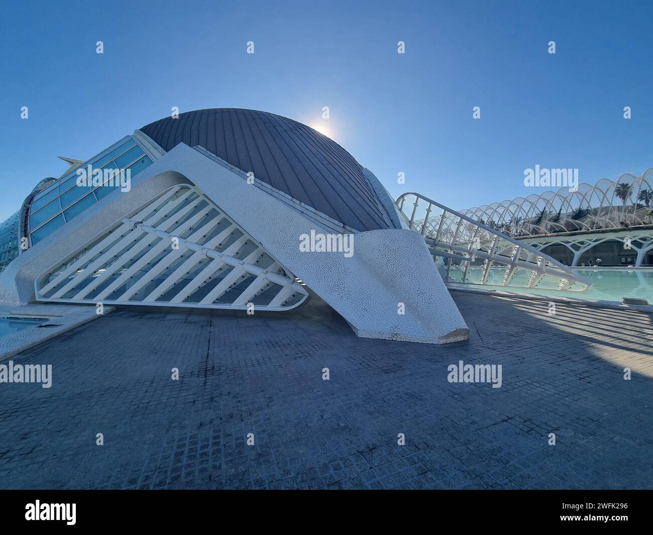 Valencia, Spagna - gennaio 2024: Edificio emisferico nella città delle scienze e delle arti di Valencia in Spagna. Architettura moderna e futuristica. Foto Stock