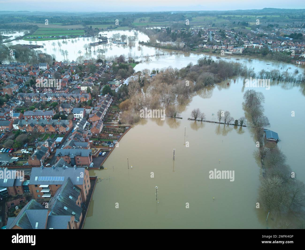 Vista aerea delle inondazioni sul fiume Severn a Shrewsbury, Regno Unito, dopo un periodo di forti piogge Foto Stock