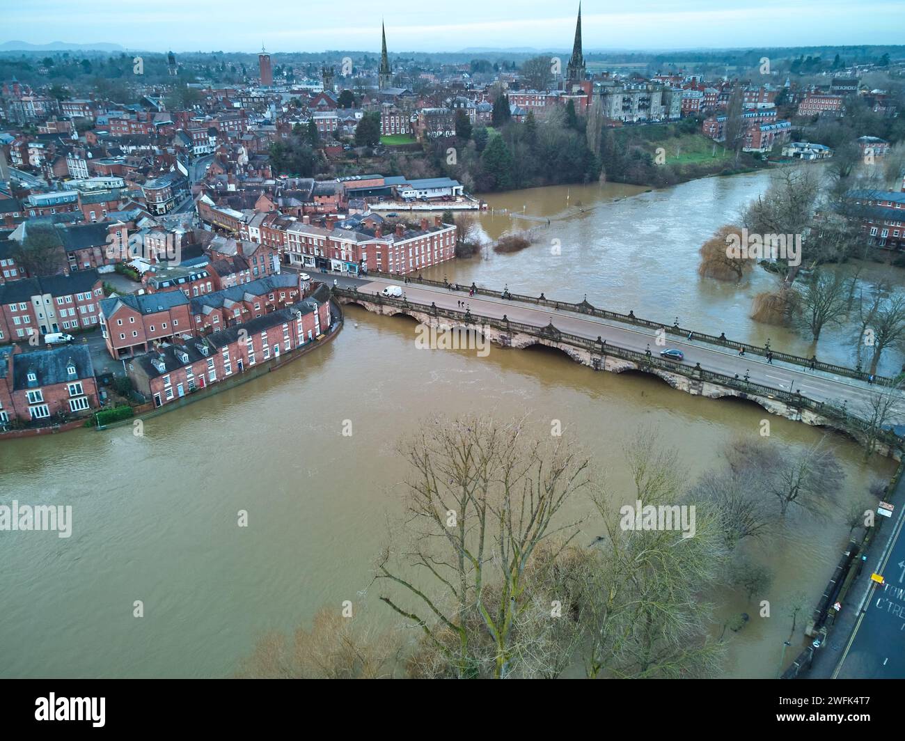 Vista aerea delle inondazioni sul fiume Severn a Shrewsbury, Regno Unito, dopo un periodo di forti piogge Foto Stock