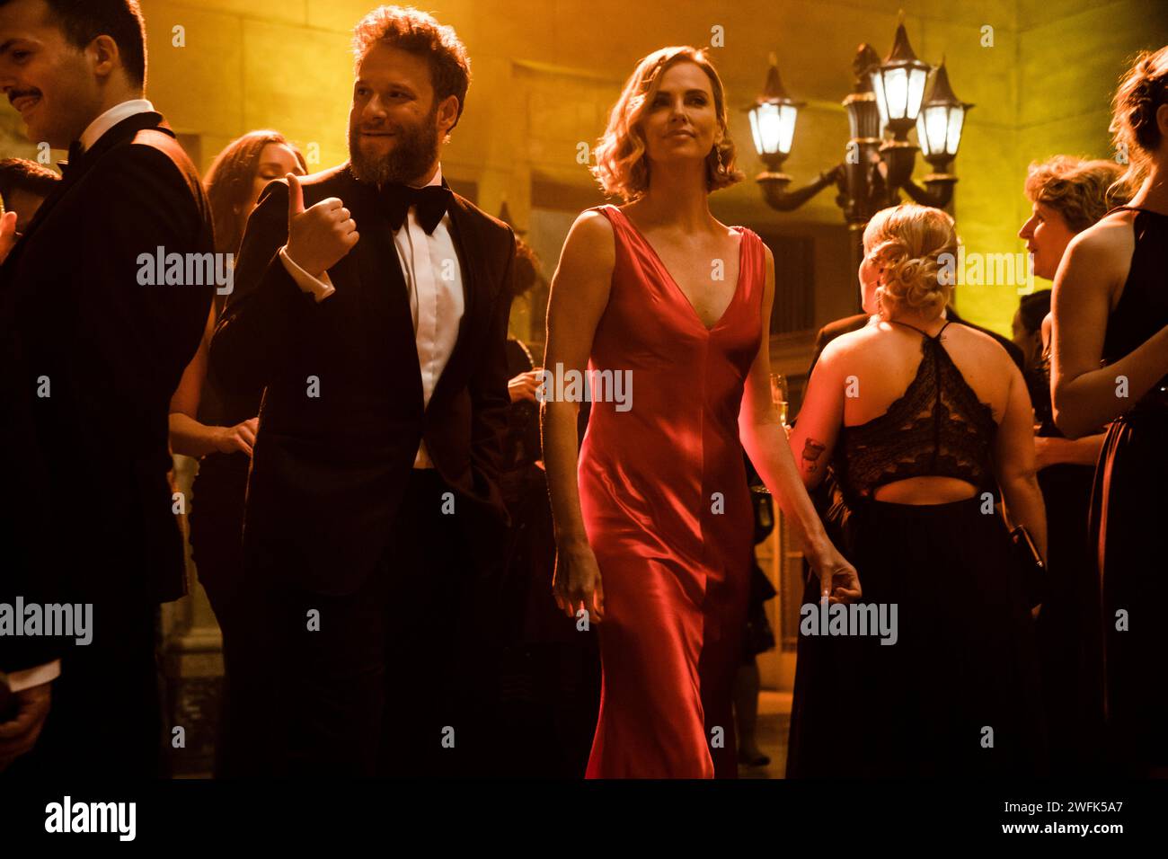 Long Shot (2019) diretto da Jonathan Levine e interpretato da Charlize Theron nel ruolo di Charlotte Field e Seth Rogen nel ruolo del giornalista Fred Flarsky che si riunisce con le sue crusca d'infanzia si prepara a candidarsi alla presidenza. Fotografia pubblicitaria ***SOLO USO EDITORIALE***. Credito: BFA / Murray Close / Lionsgate Foto Stock
