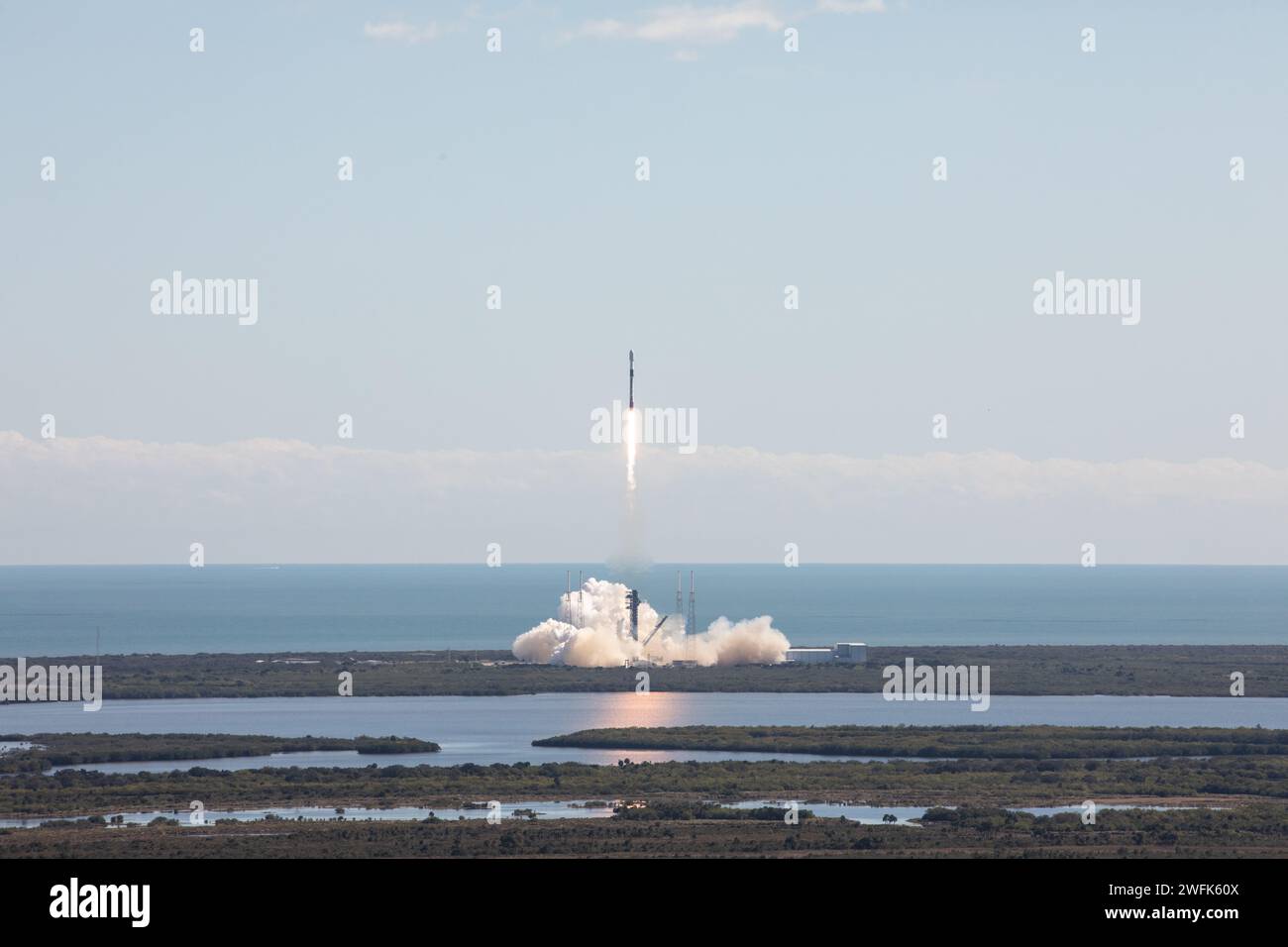 Cape Canaveral, Stati Uniti d'America. 30 gennaio 2024. Un razzo SpaceX Falcon 9 esplode nello spazio trasportando la missione Northrop Grumman Cygnus Unmanned Commercial Resupply Services dallo Space Launch Complex 40 presso la Cape Canaveral Space Force Station, il 30 gennaio 2024 a Cape Canaveral, Florida. La navicella spaziale trasporta 8.200 chili di indagini scientifiche, rifornimenti e attrezzature alla stazione spaziale Internazionale. Crediti: Kim Shiflett/NASA Photo/Alamy Live News Foto Stock