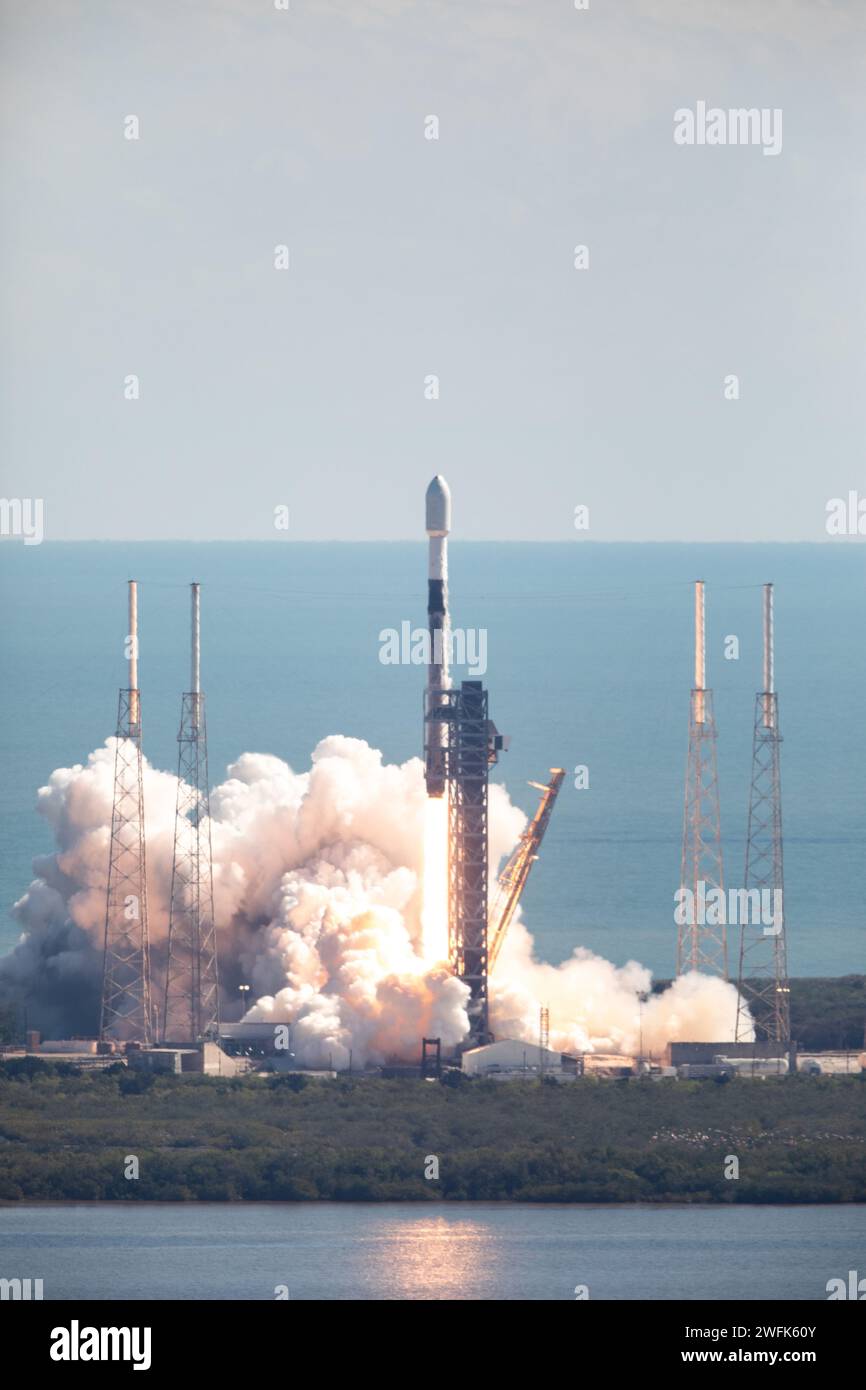 Cape Canaveral, Stati Uniti d'America. 30 gennaio 2024. Un razzo SpaceX Falcon 9 esplode nello spazio trasportando la missione Northrop Grumman Cygnus Unmanned Commercial Resupply Services dallo Space Launch Complex 40 presso la Cape Canaveral Space Force Station, il 30 gennaio 2024 a Cape Canaveral, Florida. La navicella spaziale trasporta 8.200 chili di indagini scientifiche, rifornimenti e attrezzature alla stazione spaziale Internazionale. Crediti: Kim Shiflett/NASA Photo/Alamy Live News Foto Stock