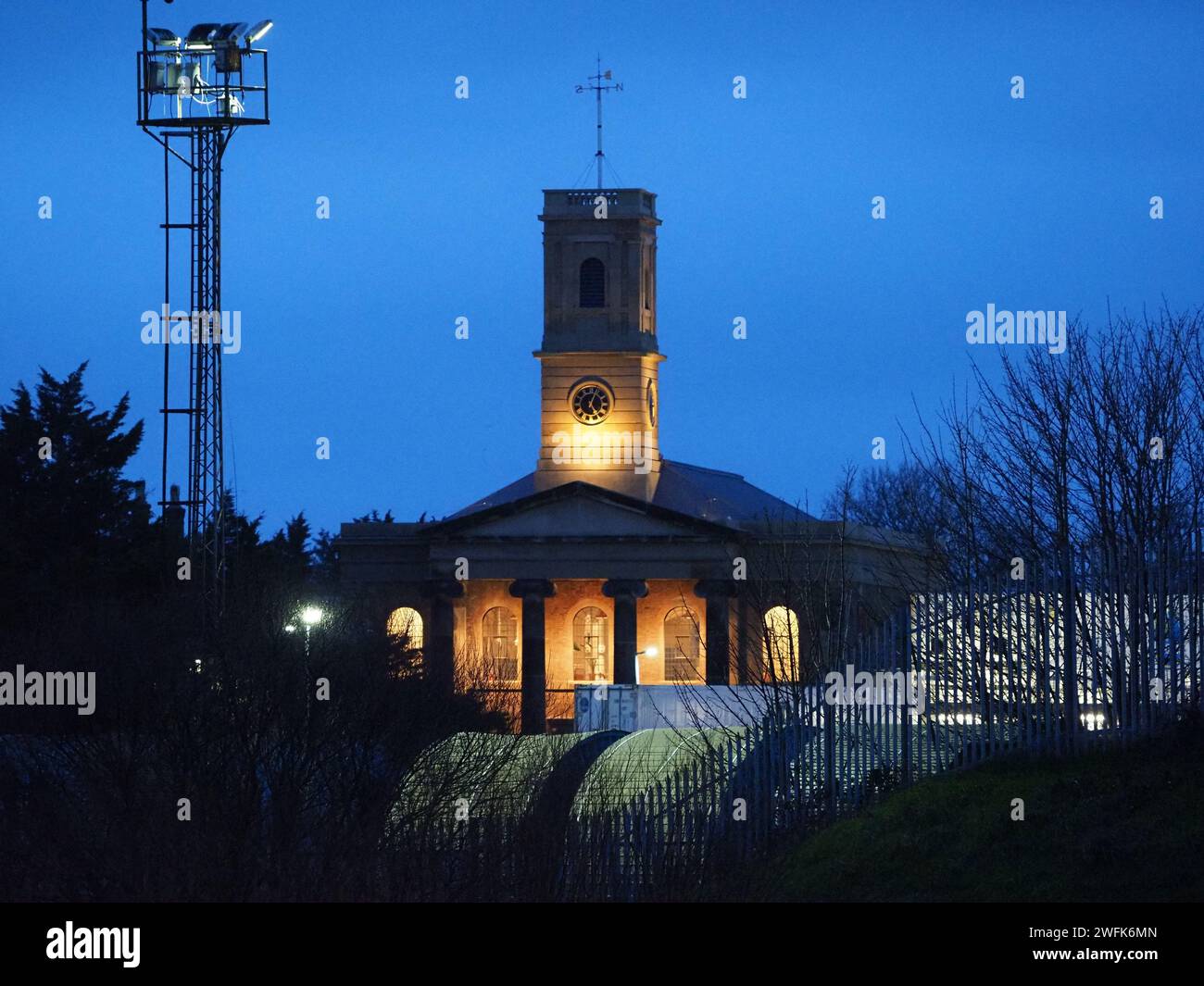 Sheerness, Kent, Regno Unito. 31 gennaio 2024. Il pionieristico progetto di resurrezione della chiesa di Sheerness Dockyard guidato da Will Palin (figlio di Michael della TV) è stato selezionato per due premi nazionali: Il MacEwen Award del Riba Journal (riconoscimento dell'architettura per il bene comune) e il finalista regionale del Civic Trust Award. La chiesa fu una conchiglia bruciata nel 2001, ma restaurata creativamente in vita come spazio comunitario coworking e multiuso chiamato Island Works. Mary Killen di Goggle Boxes e' stata una visitatrice recente. Crediti: James Bell/Alamy Live News Foto Stock