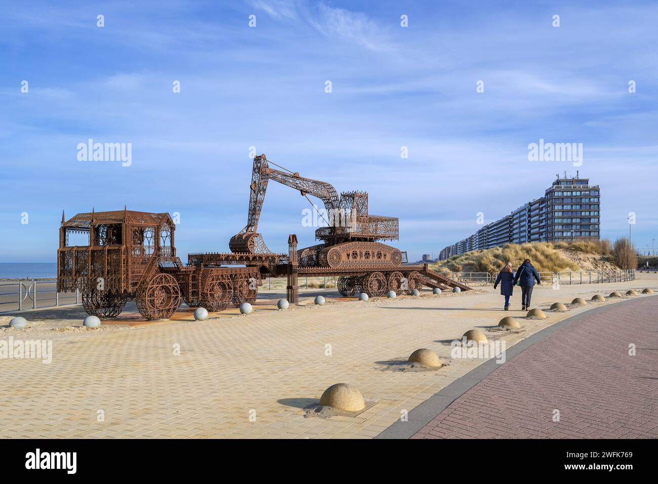 Caterpillar + Flatbed Trailer, illustrazione dell'artista neoconcettuale belga Wim Delvoye presso la località balneare di Westende, Middelkerke, West Flanders, Belgio Foto Stock