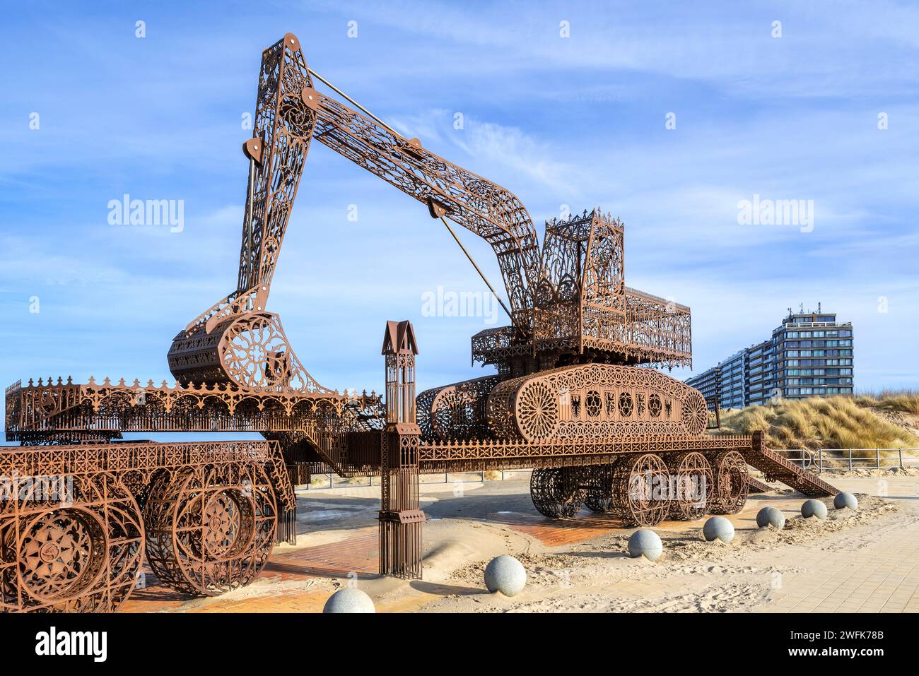Caterpillar + Flatbed Trailer, illustrazione dell'artista neoconcettuale belga Wim Delvoye presso la località balneare di Westende, Middelkerke, West Flanders, Belgio Foto Stock