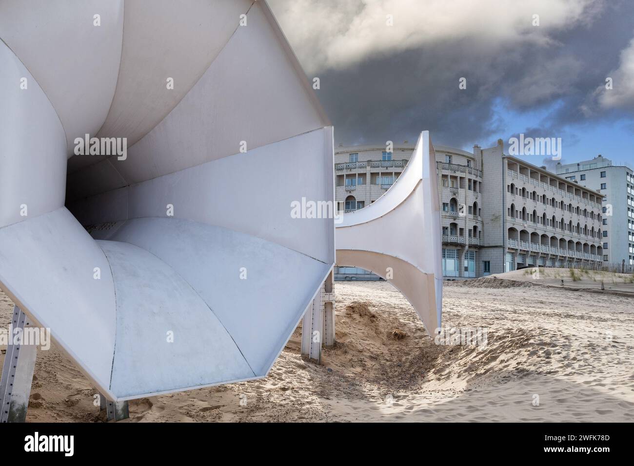 Lo sento, installazione d'arte sulla spiaggia di Ivars Drulle nella località balneare di Westende, Middelkerke, Fiandre occidentali, Belgio. Composito digitale. Foto Stock