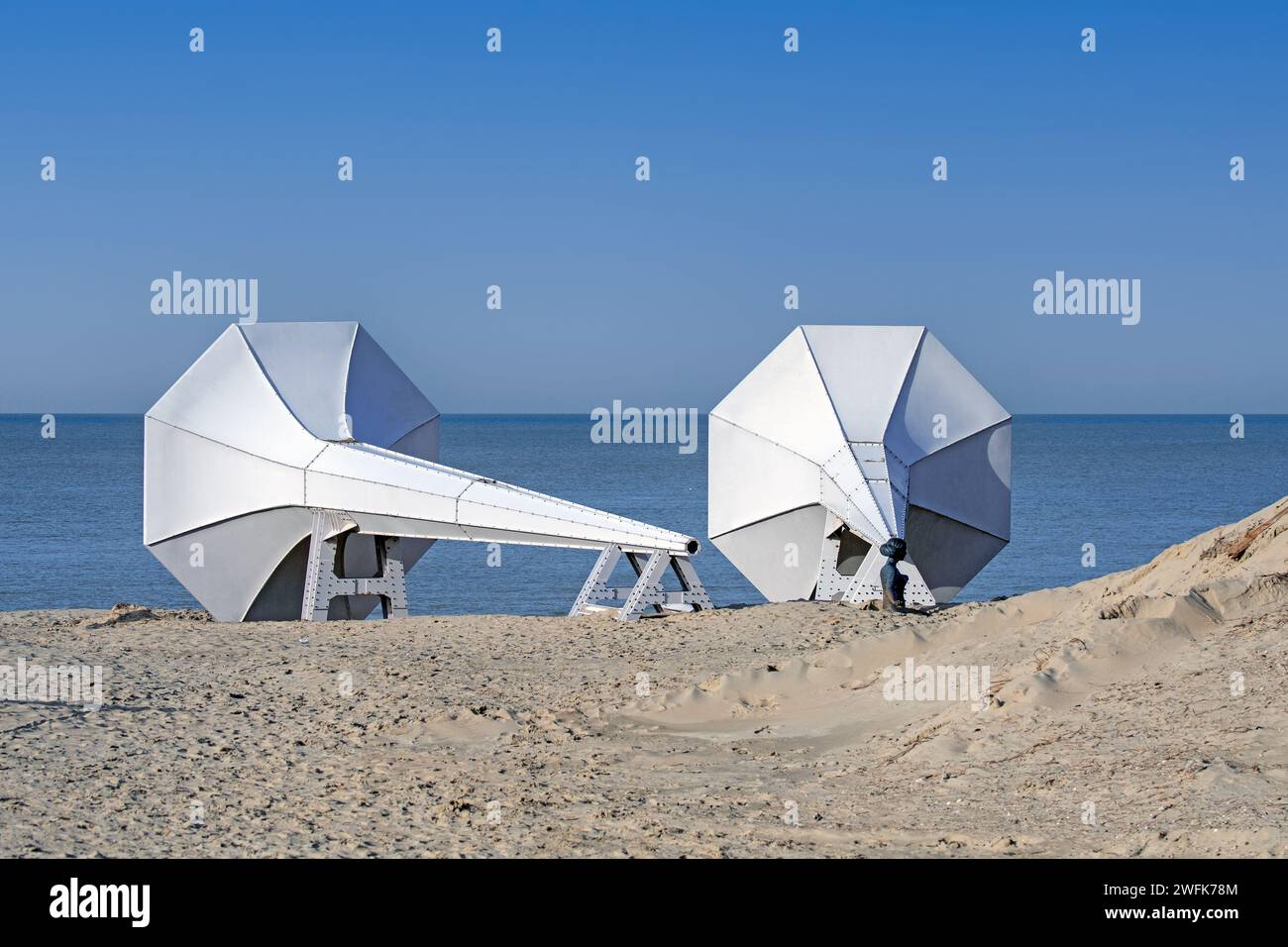 Lo sento, installazione d'arte sulla spiaggia di Ivars Drulle nella località balneare di Westende, Middelkerke, Fiandre occidentali, Belgio Foto Stock