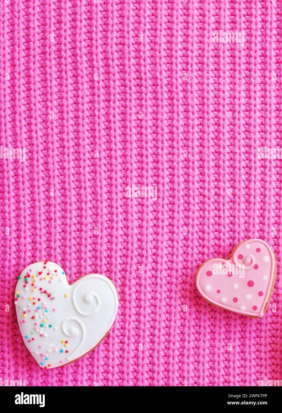 Nastro in carta delicata Sweet Hearts Satin e sfondo lavorato a maglia. Valentine Conception Foto Stock