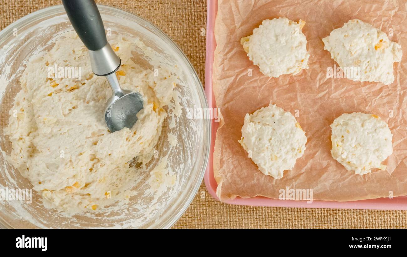 Ricetta dei biscotti al formaggio, processo di cottura. Versare il biscotto in una teglia da forno Foto Stock