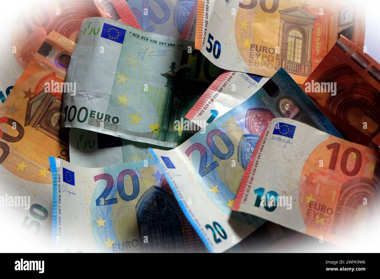 Vari tagli di banconote in euro. Configurazione studio su sfondo bianco 2023 Foto Stock