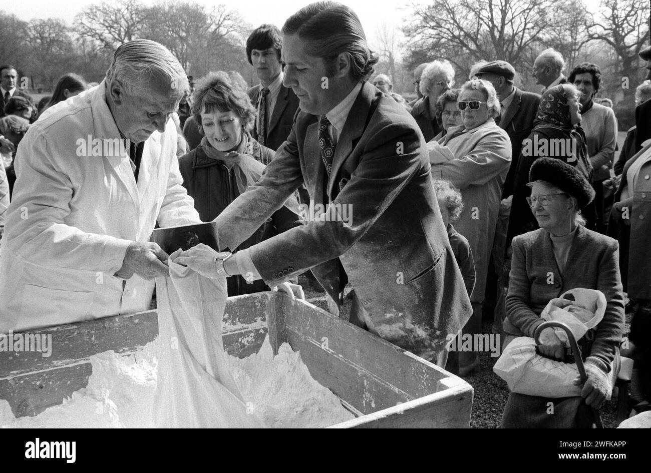 Lady Day, 25 marzo Regno Unito. Tichborne Dole, il dole annuale di farina viene benedetto per la prima volta sui gradini di Tichnorne House dal sacerdote di famiglia il giorno di Ladys, poi distribuito dal signor Jonkheer John Loudon e da un servitore di famiglia. Seduta la signora Benjamin Bushon, che con il dottor Benjamin Bushon sono americani, pensionati e inquilini a Tichborne House, Tichborne, Hampshire, anni '1974 1970 HOMER SYKES. Foto Stock