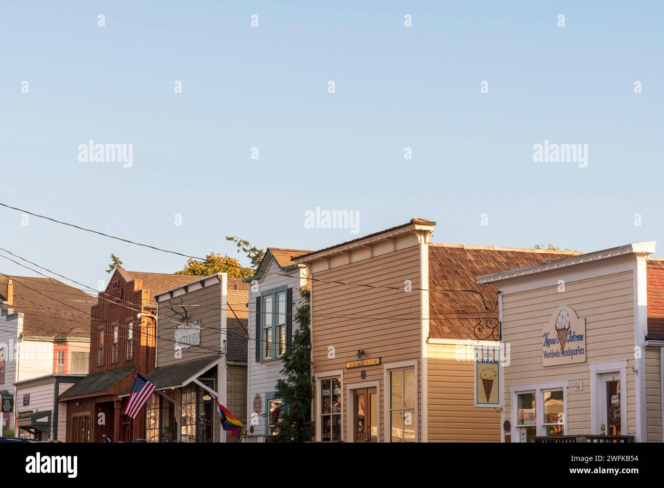 Foto orizzontale di una fila di edifici storici con falsi fronti, ora utilizzati per negozi e ristoranti, lungo il vecchio lungomare di Coupeville, Whidbey ISL Foto Stock