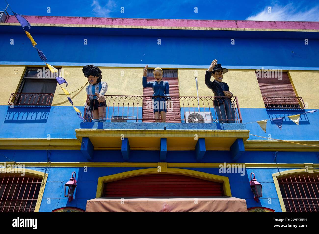 La Boca è un'area operaia con attrazioni colorate vicino al fiume Riachuelo. Ristoranti grill e artisti di strada circondano Caminito. Foto Stock