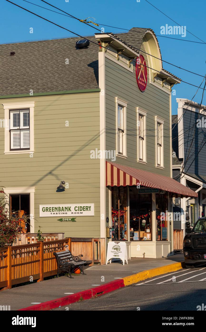 Immagine verticale di uno storico edificio in legno restaurato, utilizzato per la vendita al dettaglio e la ristorazione, uno dei numerosi edifici storici in legno lungo il lungomare Foto Stock