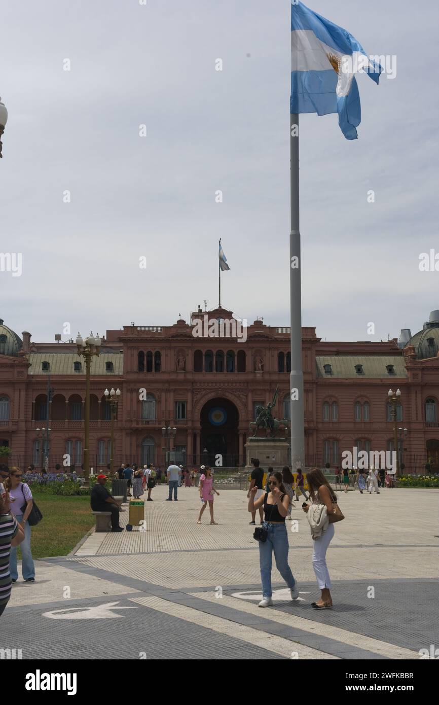 La Casa Rosada, è la sede del governo in Plaza de Mayo, Buenos Aires. Domina la Plaza de Mayo insieme alla bandiera nazionale. Foto Stock