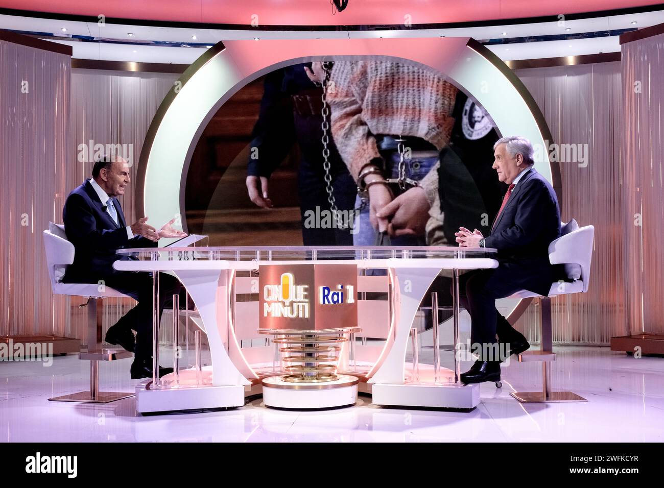 Roma, Italia. 31 gennaio 2024. Foto Mauro Scrobogna/LaPresse31-01-2024 Roma (Italia) - politica - RAI - trasmissione cinque minuti - nella foto: Il Ministro degli Esteri e vice Premier Antonio Tajani ospite di Bruno Vespa 31 gennaio 2024 Roma (Italia) - politica - trasmissione cinque minuti - nella foto: il ministro degli affari esteri e vice PM Antonio Tajani ospite di Bruno Vespa credito: la Presse/Alamy Live News Foto Stock
