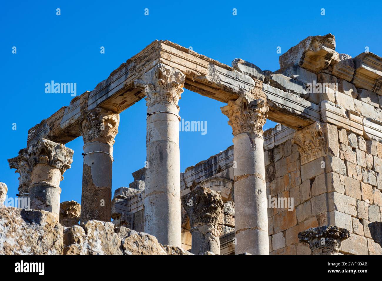 Vista a basso angolo delle colonne romane contro il cielo nell'antica città romana di Djemila. Sito patrimonio dell'umanità dell'UNESCO. Foto Stock