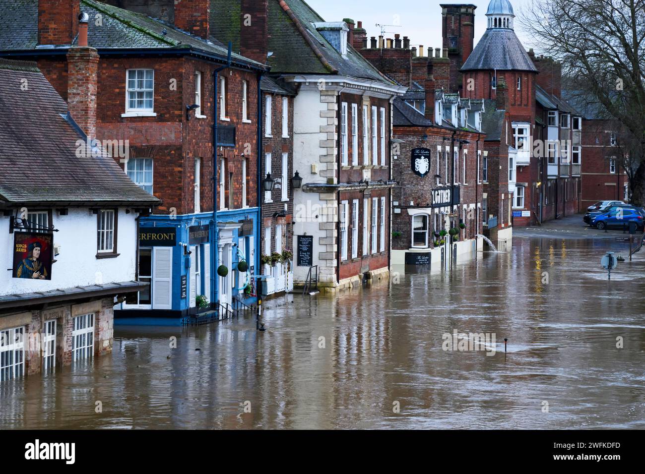 Il fiume Ouse scoppiò le rive dopo una forte pioggia (strada lungo il fiume sommersa da un'elevata inondazione d'acqua, locali dei pub allagati) - York, North Yorkshire, Inghilterra, Regno Unito. Foto Stock
