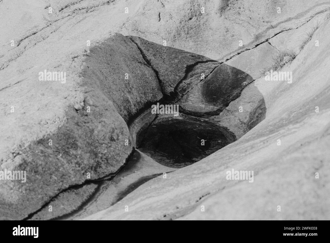 Pozzo dall'era glaciale nella roccia del letto sulla costa svedese Foto Stock