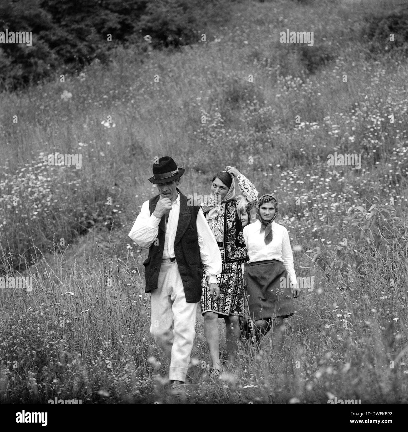 Contea di Vrancea, Repubblica Socialista di Romania, ca. 1977. I contadini che scendono da una collina indossano i loro costumi tradizionali. Foto Stock