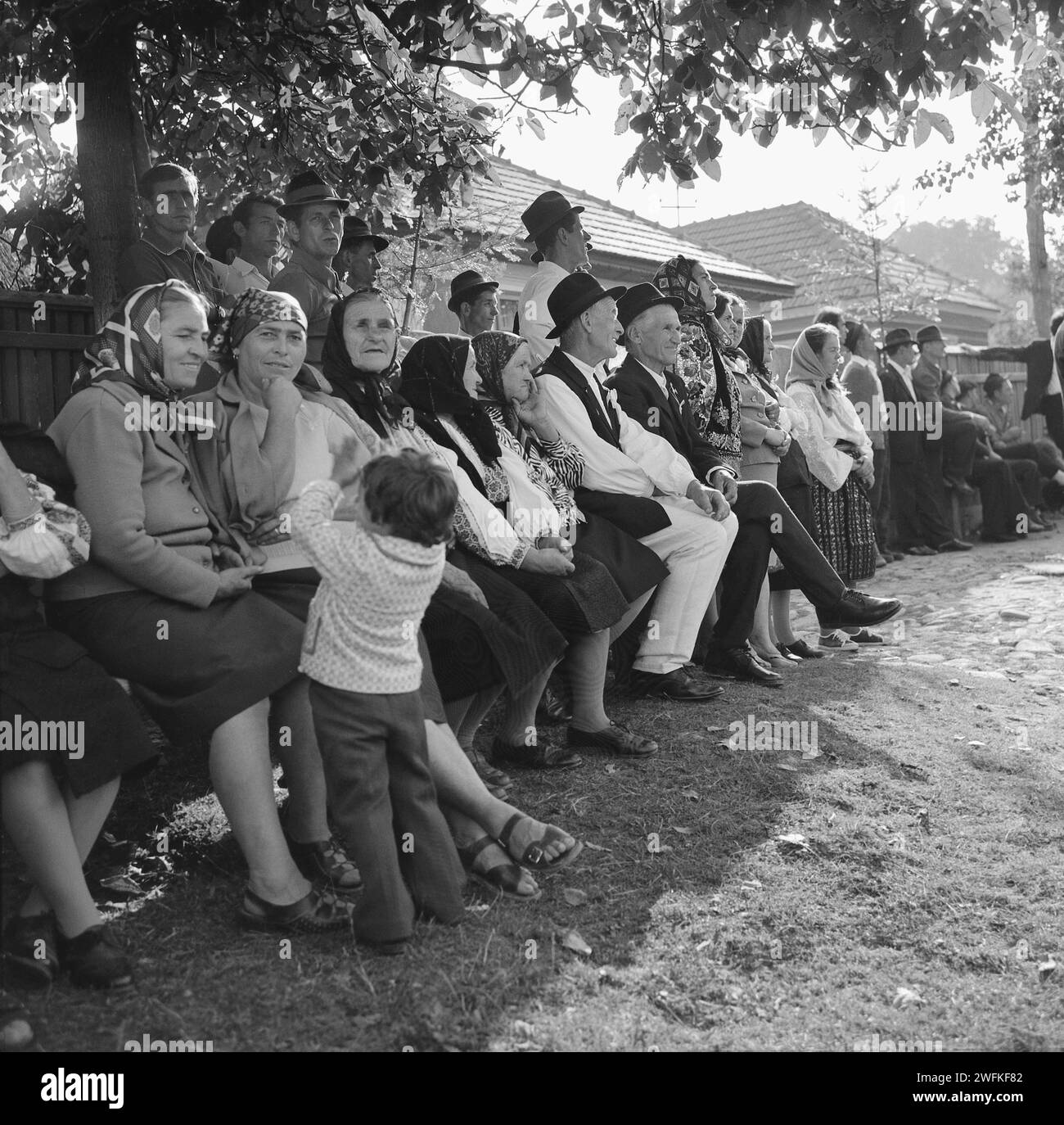 Contea di Vrancea, Repubblica Socialista di Romania, ca. 1978. Abitanti del villaggio in strada durante un evento locale. Foto Stock