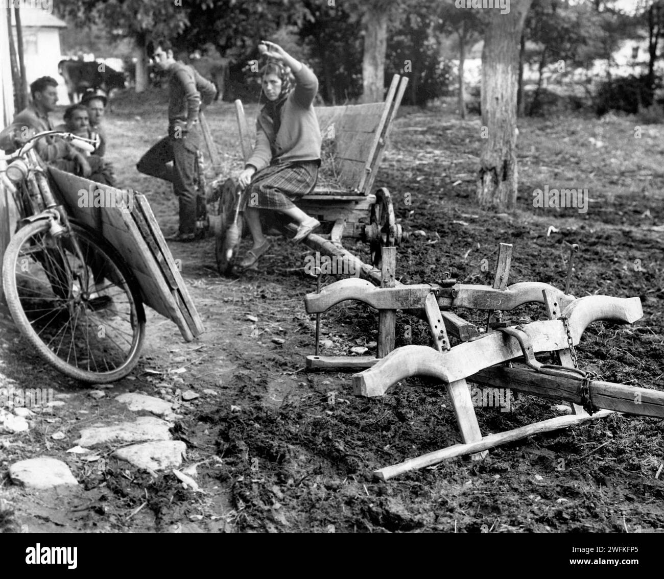 Contea di Vrancea, Repubblica Socialista di Romania, ca. 1978. Contadini che aspettano fuori da un mulino locale. Forcelle collegate a un carrello. Foto Stock