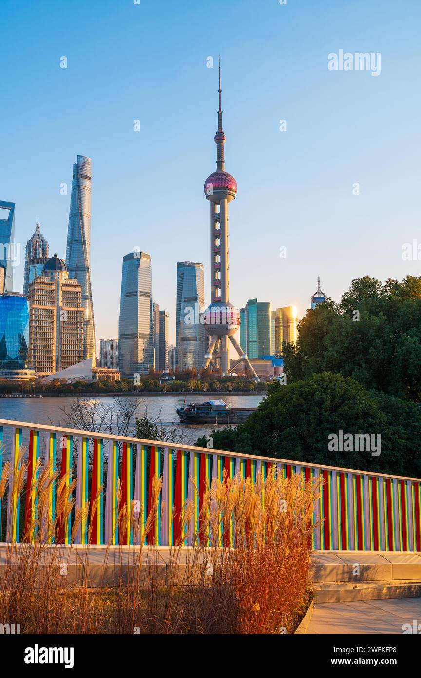 Shanghai North Bund, nuovo punto di riferimento fotogenico al tramonto, dove lo skyline si trasforma in un affascinante arazzo di colori che fonde un arco moderno Foto Stock
