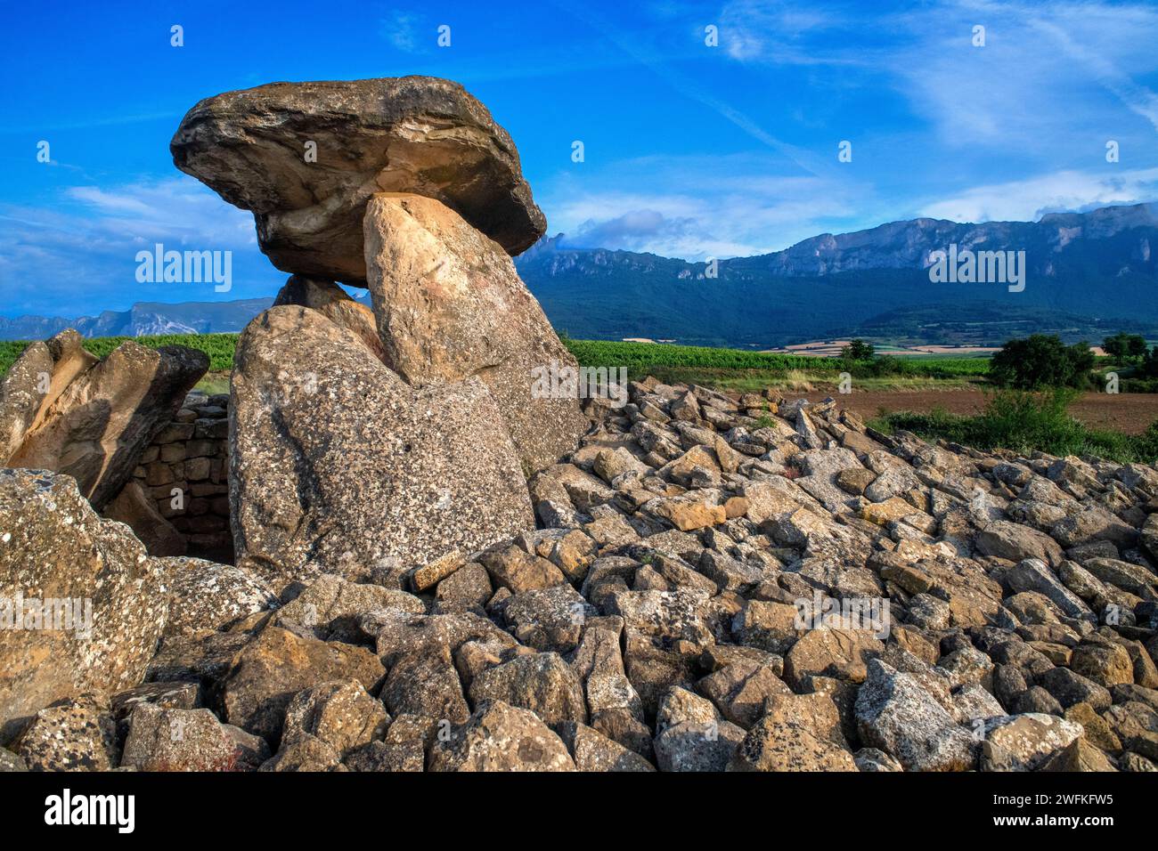 Sorgiñaren Txabola, Chabola de la Hechicera dolmen neolitico, Elvillar, Alava, araba Basque Country, Euskadi Spain. Nei diversi scavi di campa Foto Stock