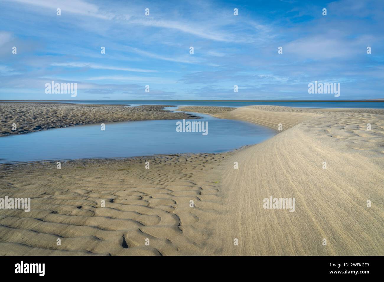 Le sabbie scolpite si rivelano durante la bassa marea sulla incontaminata spiaggia di West Wittering. Foto Stock