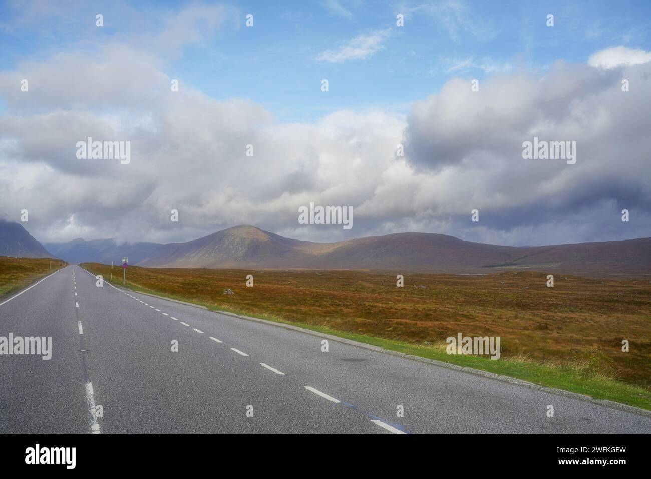 Solo una delle tante strade belle e panoramiche che ti condurranno attraverso le Highlands scozzesi all'inizio dell'autunno. Foto Stock
