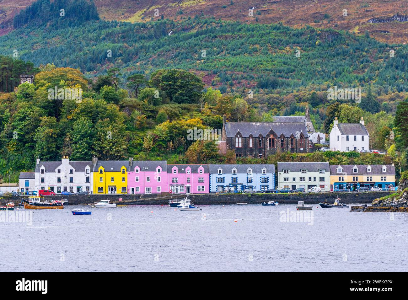 Gli edifici colorati nel Porto di Portree sul lato orientale dell'Isola di Skye Foto Stock