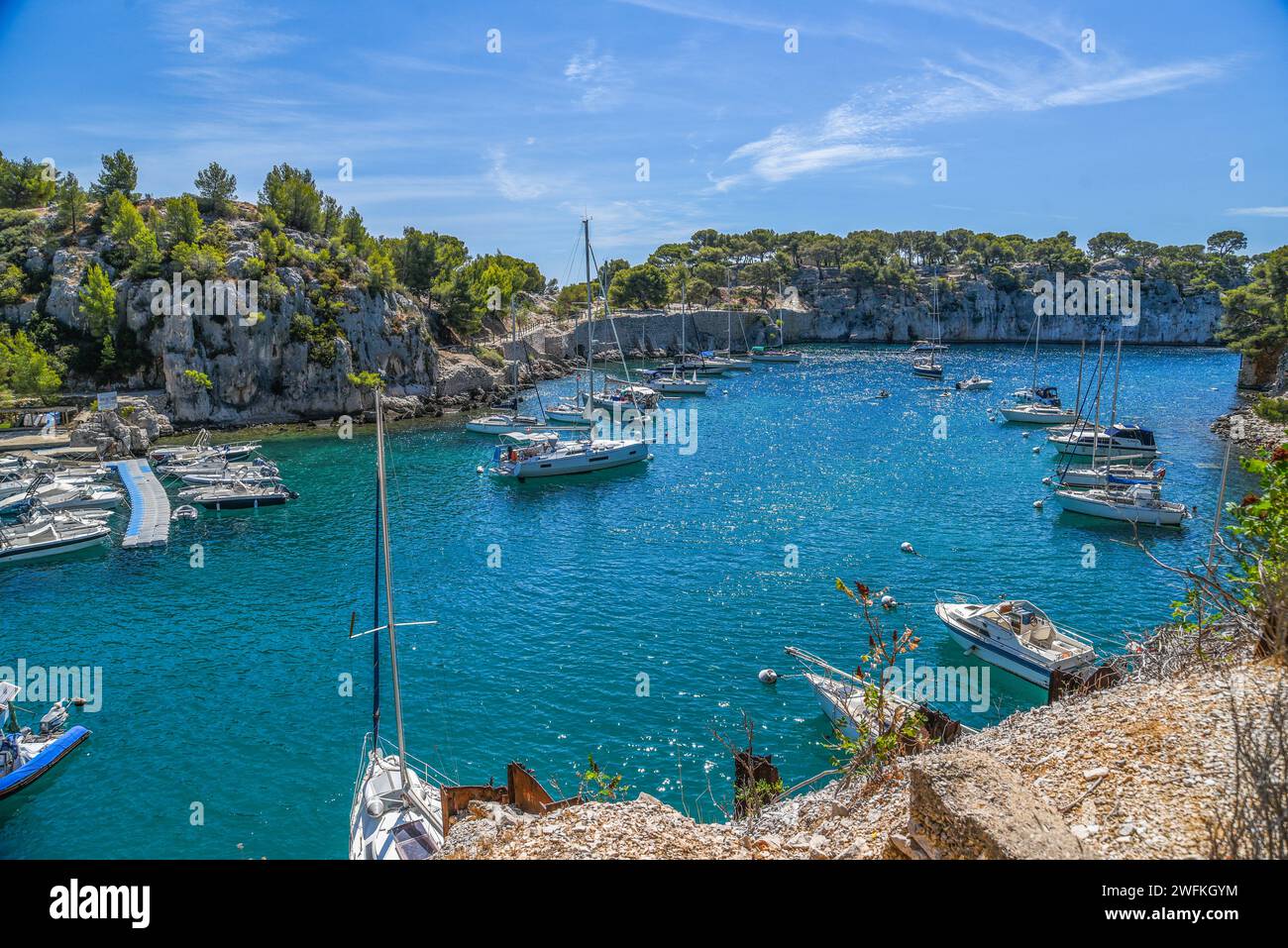 Splendida baia sul Mar Mediterraneo in Francia. Foto Stock