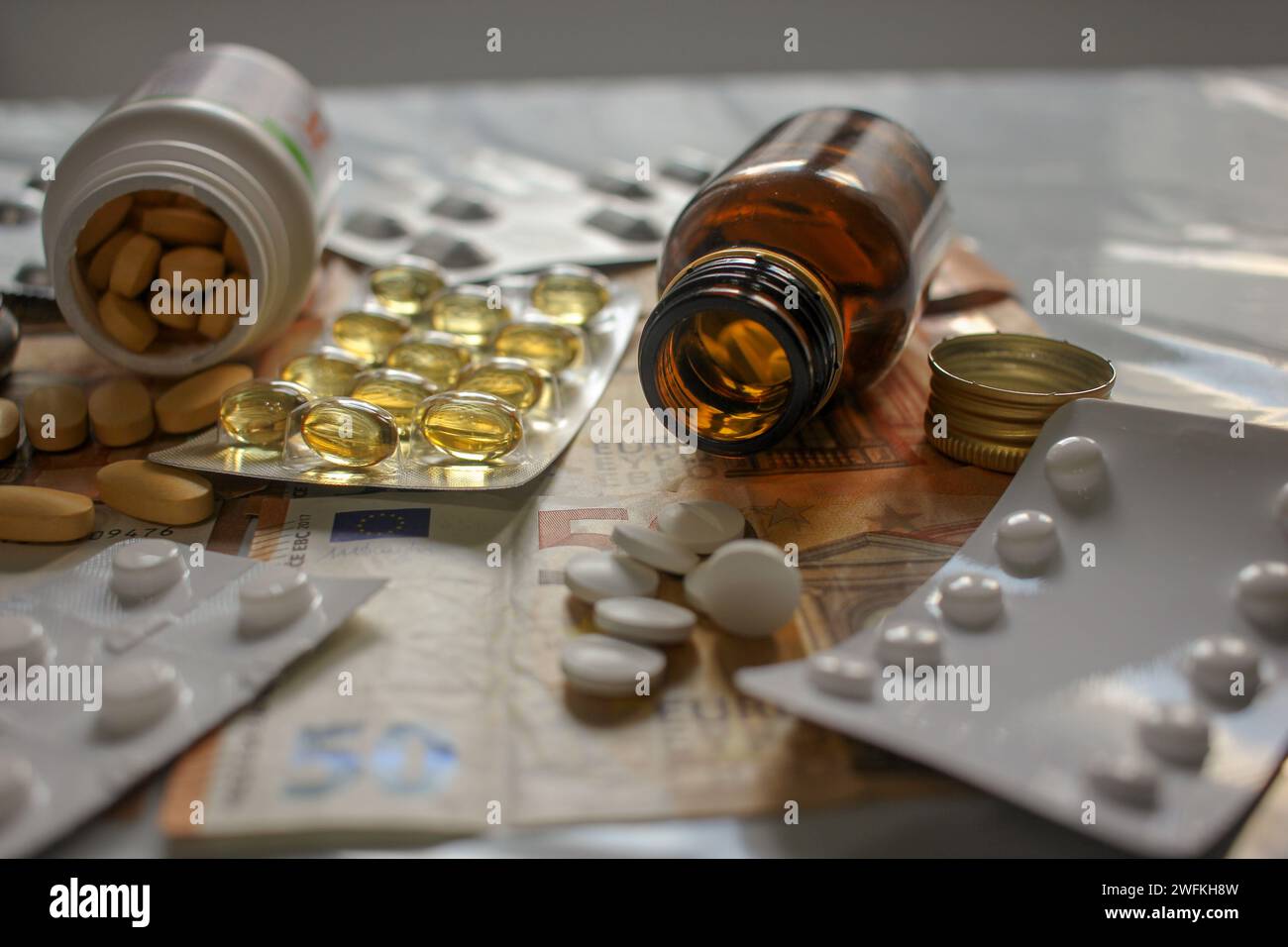 l'aumento dei costi dei medicinali sul tavolo Foto Stock