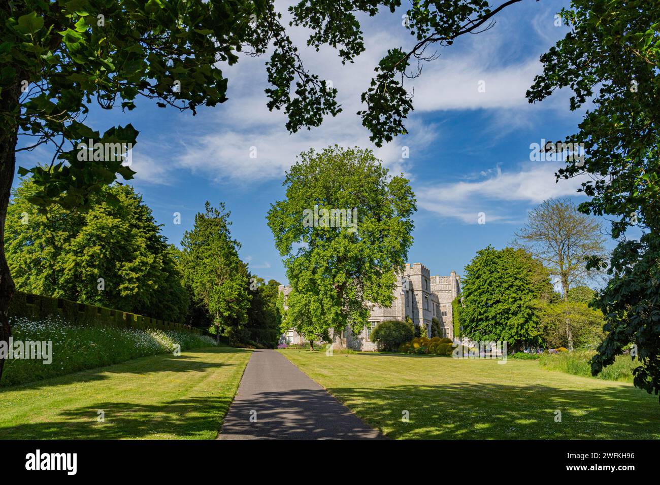 Guarda verso l'ala ovest del West Dean College dagli splendidi giardini West Dean in una splendida giornata estiva. Foto Stock