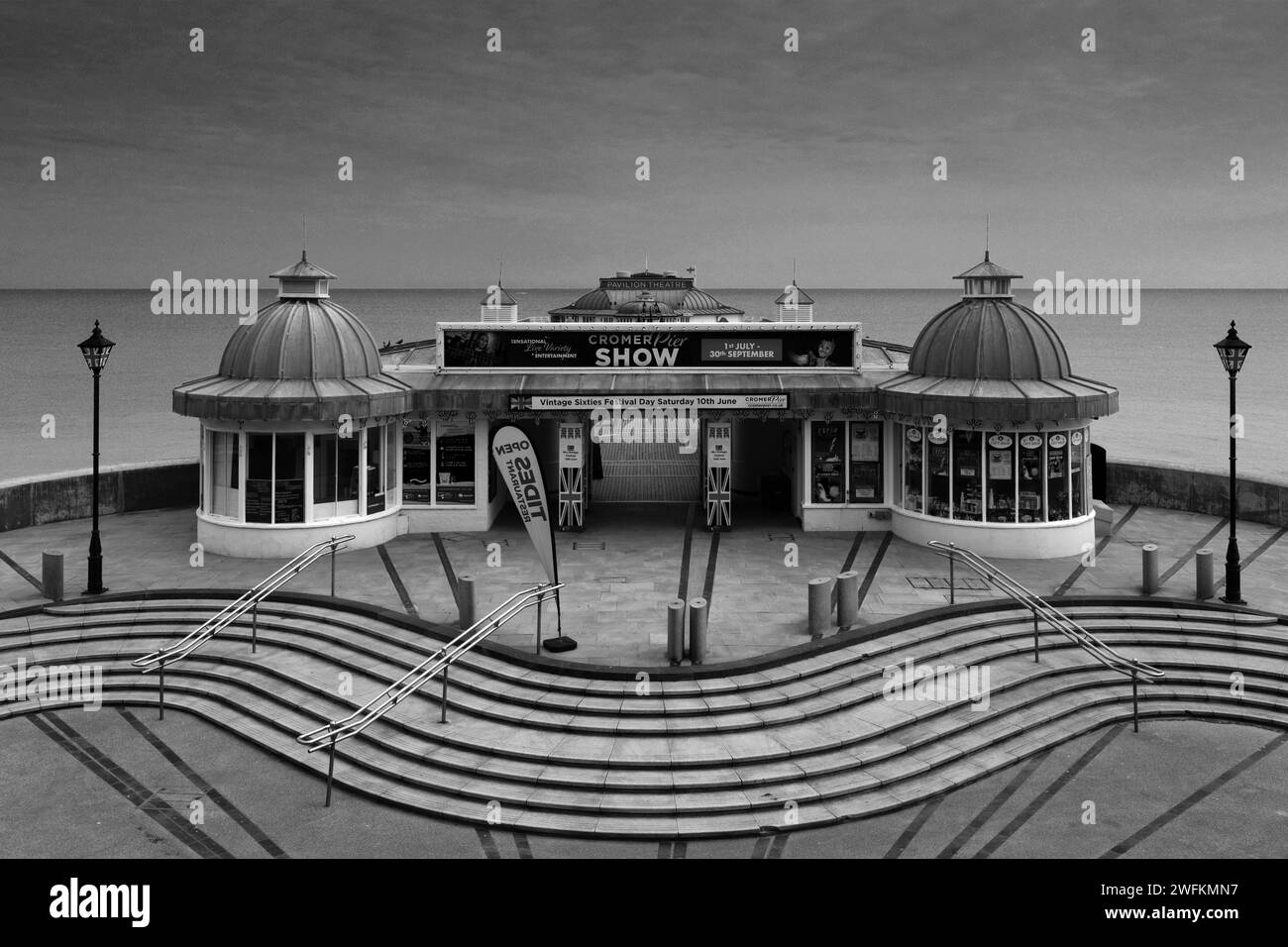 Il lungomare e il molo del Pavilion Theatre a Cromer Town, North Norfolk Coast, Inghilterra, Regno Unito Foto Stock