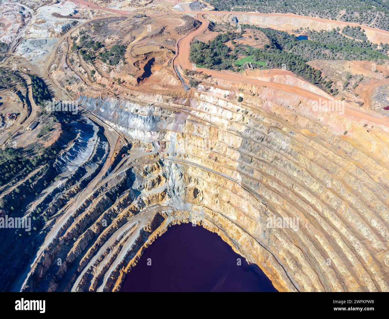 Vista aerea con droni di corta Atalaya con livelli minerari nella miniera a cielo aperto. Scavo profondo di pirite ed estrazione di minerali di rame e oro in min Foto Stock
