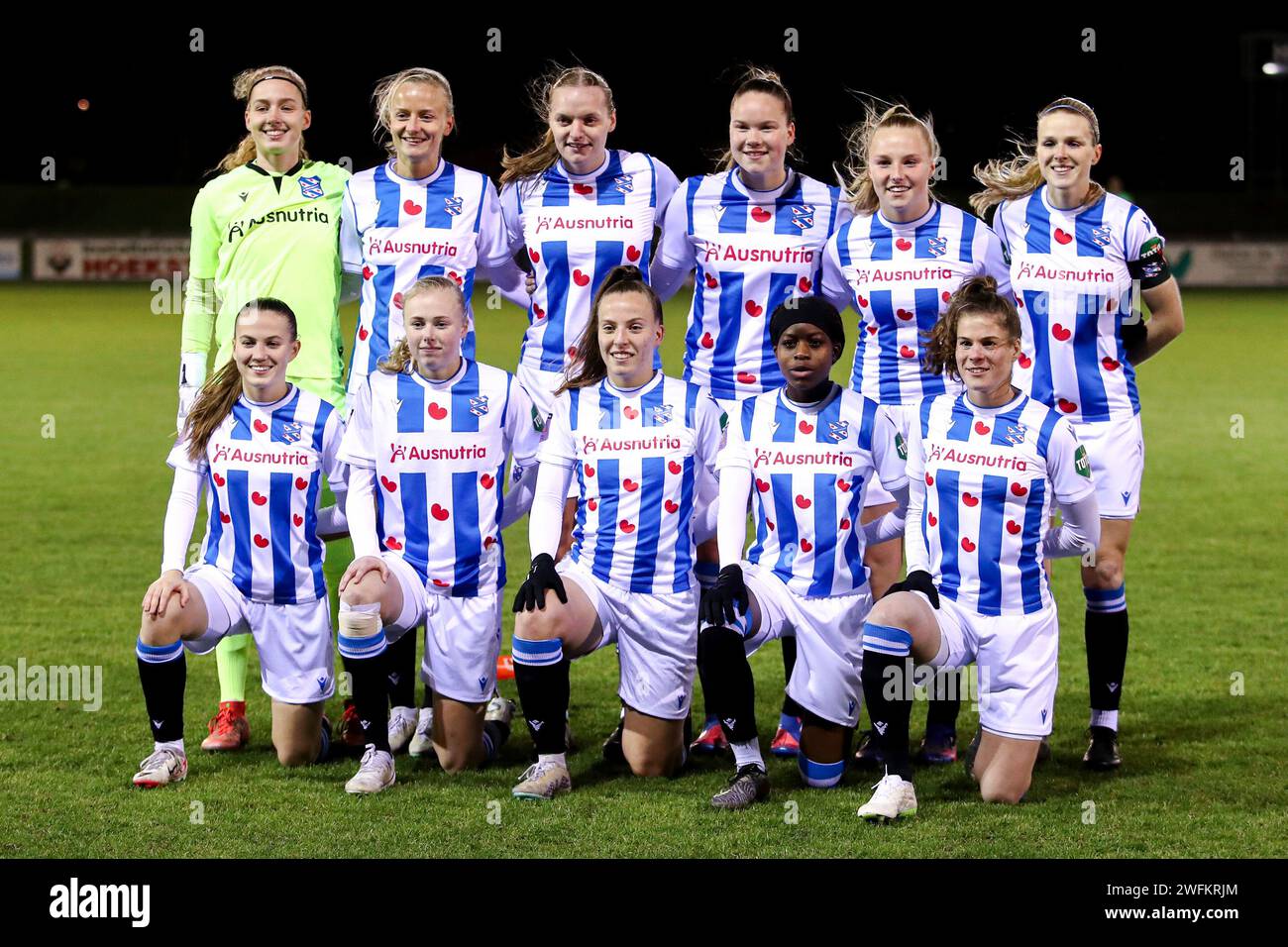 HEERENVEEN, PAESI BASSI - GENNAIO 31: Giocatori dello sc Heerenveen, Chantal Schouwstra dello SC Heerenveen, Jet Van Beijeren dello SC Heerenveen, Demi Werther dello SC Heerenveen, Merel Bormans dello SC Heerenveen, Ana Nassette dello SC Heerenveen, Lyanne Iedema dello SC Heerenveen, Fenna Meijer dello SC Heerenveen, portiere Jasmijn Resink dello SC Heerenveen, Elize Van Vilsteren dello SC Heerenveen, Dewi Snippe dello SC Heerenveen, Roos De Haas dello SC Heerenveen, durante il match olandese Azerion Vrouwen Eredivisie tra lo sc Heerenveen e l'FC Twente allo Sportpark Skoatterwald il 31 gennaio 2024 a Heerenveen, Paesi Bassi. (Phot Foto Stock